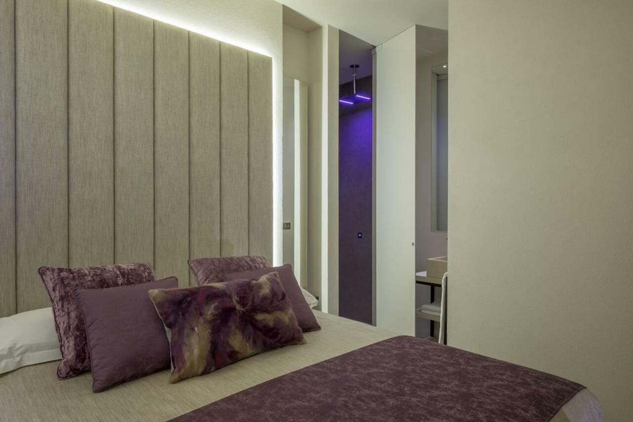 230 Luxury Rom